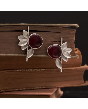 MAROON STONE IN OXIDISED SILVER EARRING WITH DELICATE LEAF MOTIF