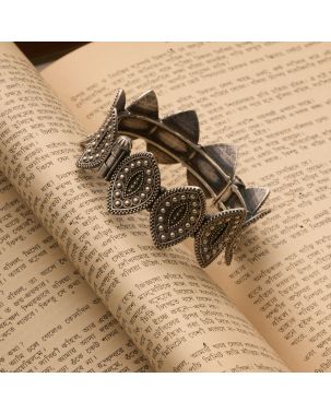 OXIDISED SILVER LOTUS PATTERN KADA (WITH A SCREW SETTING)