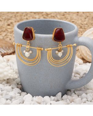 EXQUISITE GOLD PLATED EARRING WITH BOLD RED STONE, GEOMETRIC WIRE WORK & DELICATE PEARLS