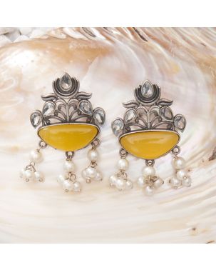 YELLOW MONALISA STONE OXIDISED GERMAN SILVER EARRING WITH PEARLETS